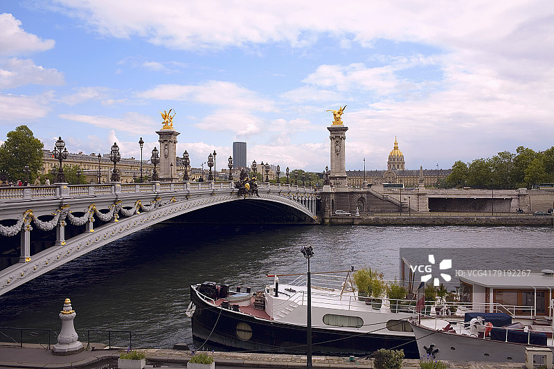 法国巴黎塞纳河上的亚历山大三世桥拱桥图片素材