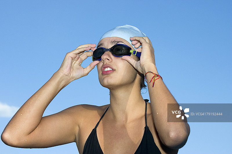 年轻女子调整泳镜的特写镜头图片素材