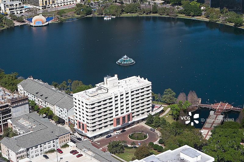 美国佛罗里达州奥兰多伊奥拉湖公园湖畔建筑鸟瞰图图片素材