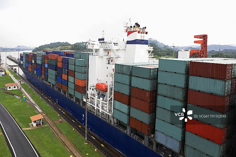 巴拿马运河商业码头的集装箱货轮图片素材