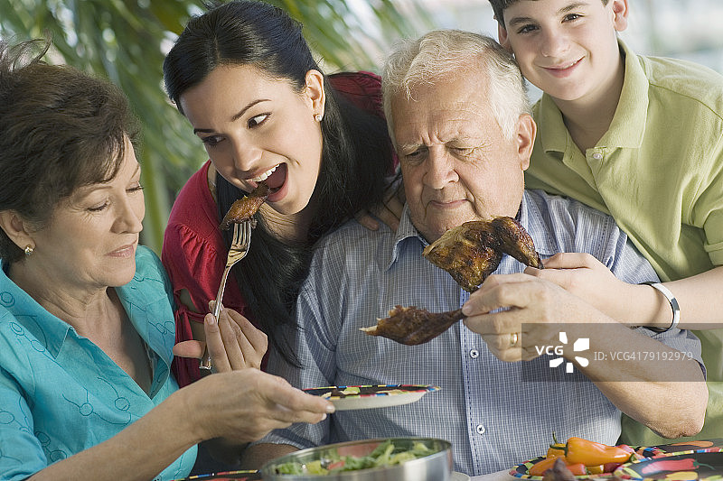 老年夫妇与孙辈共进午餐图片素材