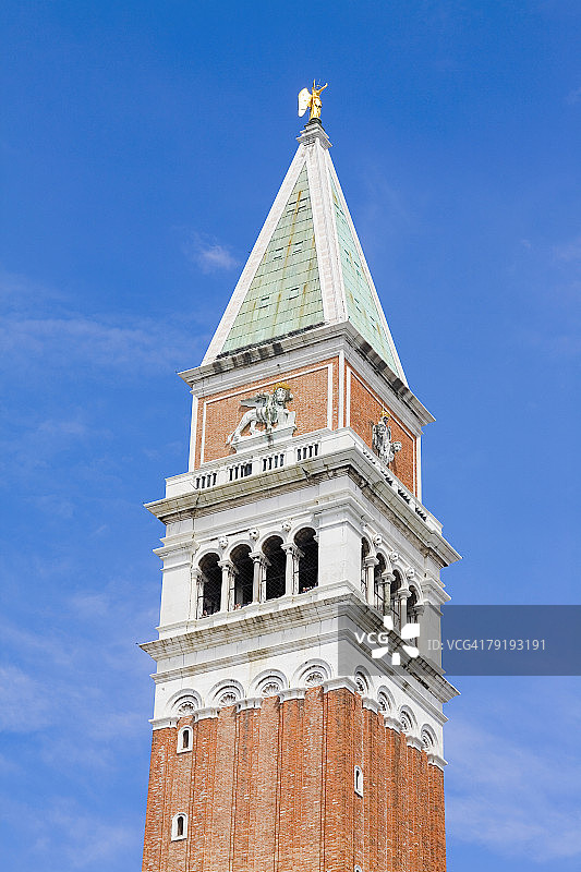 意大利威尼斯圣马可广场钟楼的低角度视图图片素材