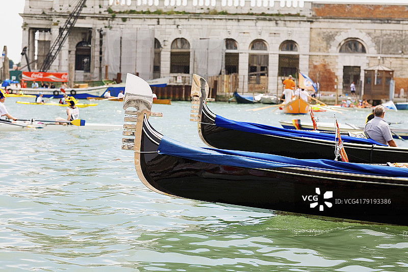 意大利威尼斯Storica赛舟会期间运河前的贡多拉图片素材