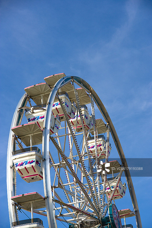 美国佛罗里达州可可海滩河滨公园摩天轮的低角度视角图片素材