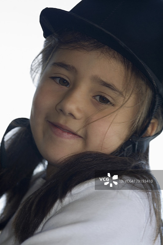戴着骑马帽微笑的女孩肖像图片素材