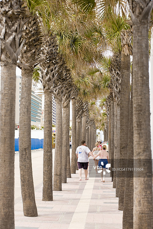 游客在美国佛罗里达州代托纳海滩的走道上行走图片素材