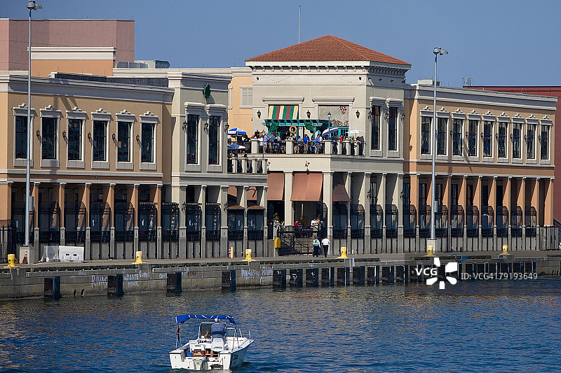 海港岛希尔斯伯勒河的滨水建筑，坦帕，佛罗里达州，美国图片素材