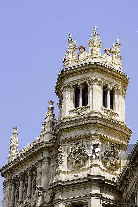 西班牙马德里邮政宫政府大楼仰视视角图片素材