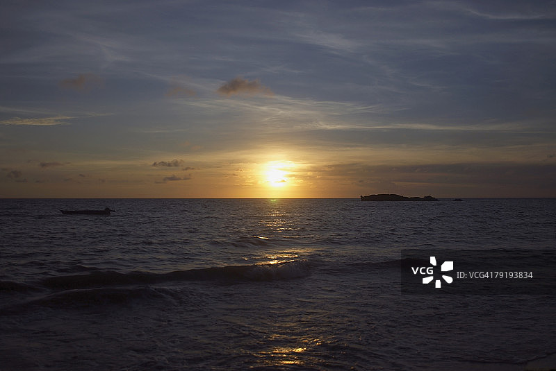 哥伦比亚普罗维登西亚岛西南湾海上日落图片素材