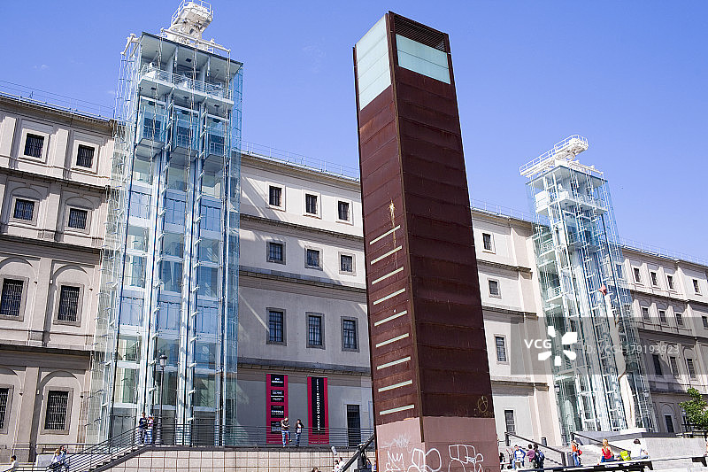 西班牙马德里索菲亚王后国家艺术中心博物馆前的纪念碑图片素材