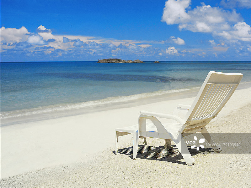 哥伦比亚San Andres y Providencia省Providencia y Santa Catalina岛Providencia西南湾海滩上的空躺椅图片素材