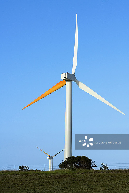 风景中的风力涡轮机，位于美国夏威夷大岛南角的帕基尼努伊风力发电项目图片素材