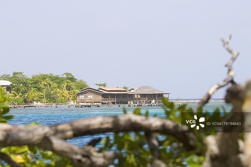 洪都拉斯罗阿坦岛迪克逊湾海滩上的海滩小屋图片素材