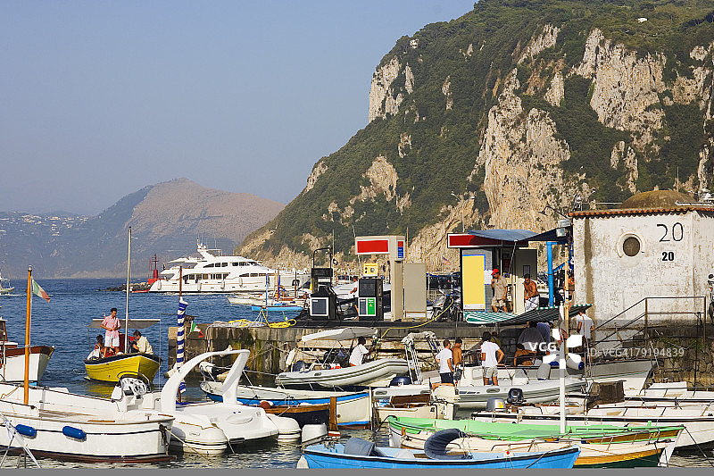 意大利坎帕尼亚卡普里岛滨海格兰德码头的船只图片素材
