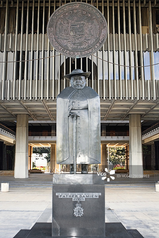 美国夏威夷檀香山州盾前的雕像图片素材