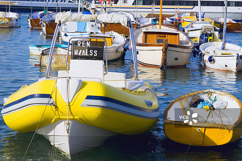 停靠在意大利坎帕尼亚卡普里岛玛丽娜格兰德港口的船只图片素材