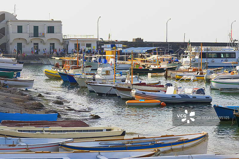 停靠在意大利坎帕尼亚卡普里岛玛丽娜格兰德港口的船只图片素材