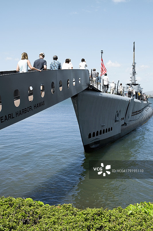 人们登上军舰，美国弓鳍鱼号，珍珠港，檀香山，瓦胡岛，夏威夷群岛，美国图片素材