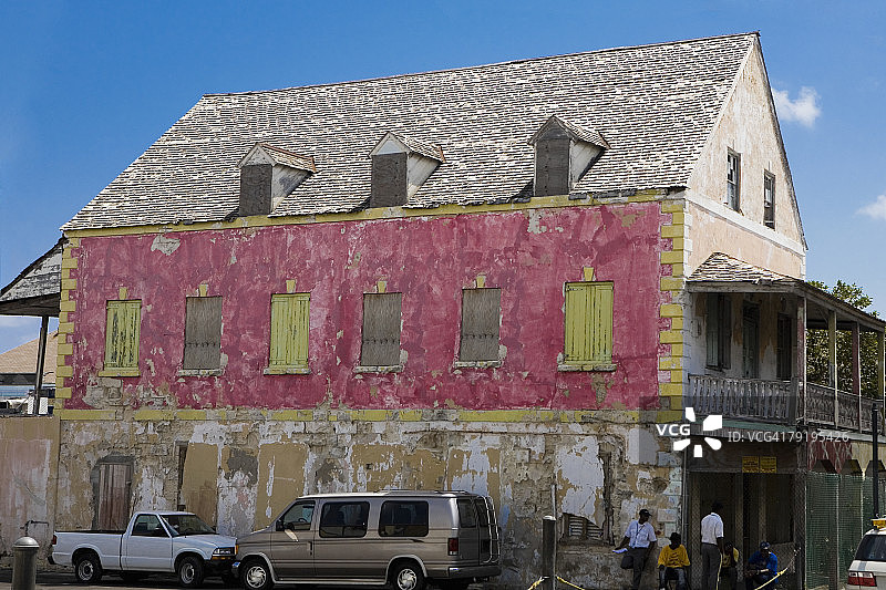 停放在房屋旁边的两辆车，巴哈马拿骚海湾街图片素材