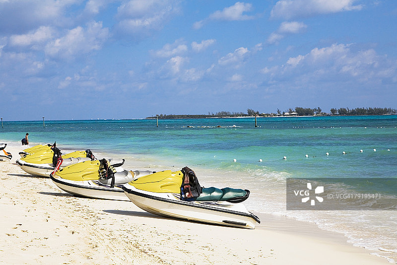 巴哈马拿骚有缆海滩上的喷射快艇图片素材