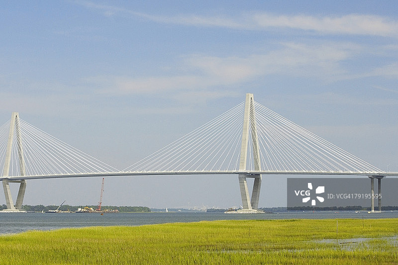 横跨河流的悬索桥，美国南卡罗来纳州查尔斯顿库珀河大桥图片素材