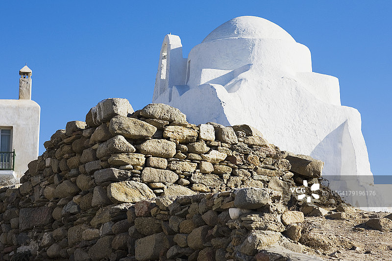 低角度拍摄的教堂，帕拉波尔提亚尼教堂，希腊基克拉泽斯群岛米科诺斯图片素材