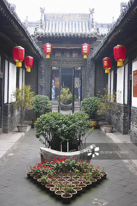中国陕西省平遥古城建筑庭院中悬挂的灯笼图片素材