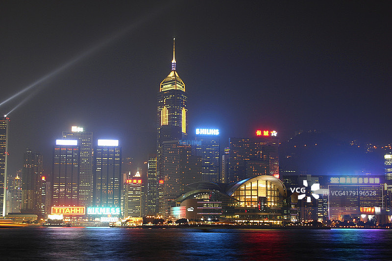 中国香港香港岛维多利亚港，城市夜景摩天大楼图片素材