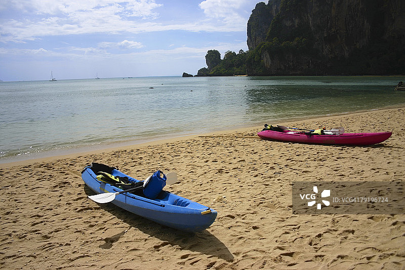 泰国皮皮岛海滩上的两艘皮划艇图片素材