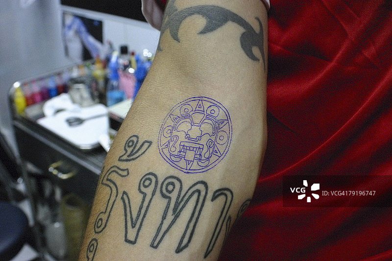 泰国曼谷，特写镜头拍摄的人手上的纹身图片素材