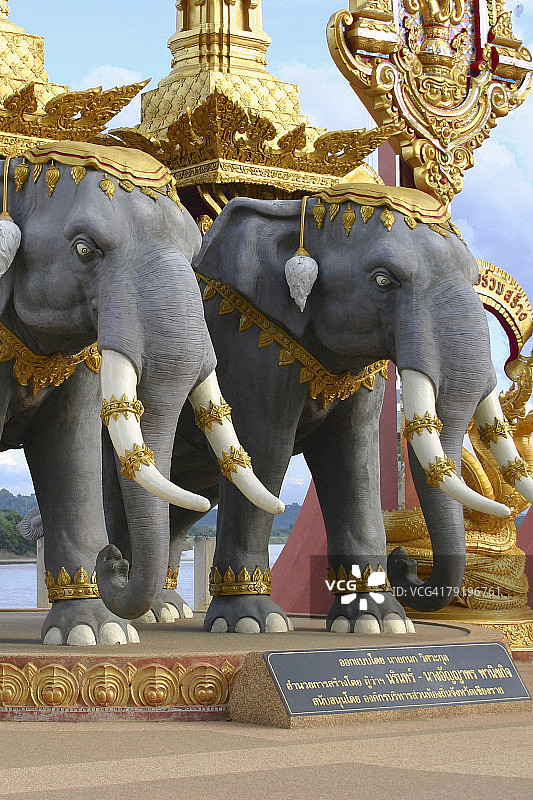 泰国清孔的两座大象雕像图片素材