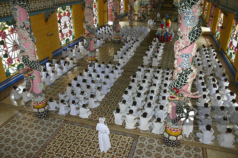高角度拍摄的在越南西宁高台寺祈祷的人群图片素材