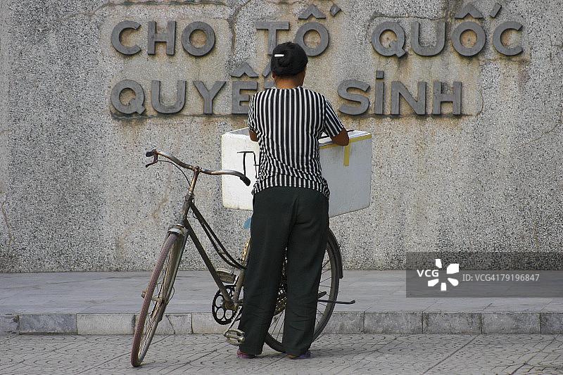 在越南河内卖冰淇淋的女士背影图片素材