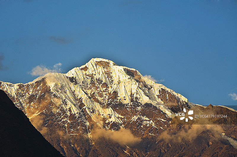 秘鲁萨尔坎泰雪山的仰视角度图片素材