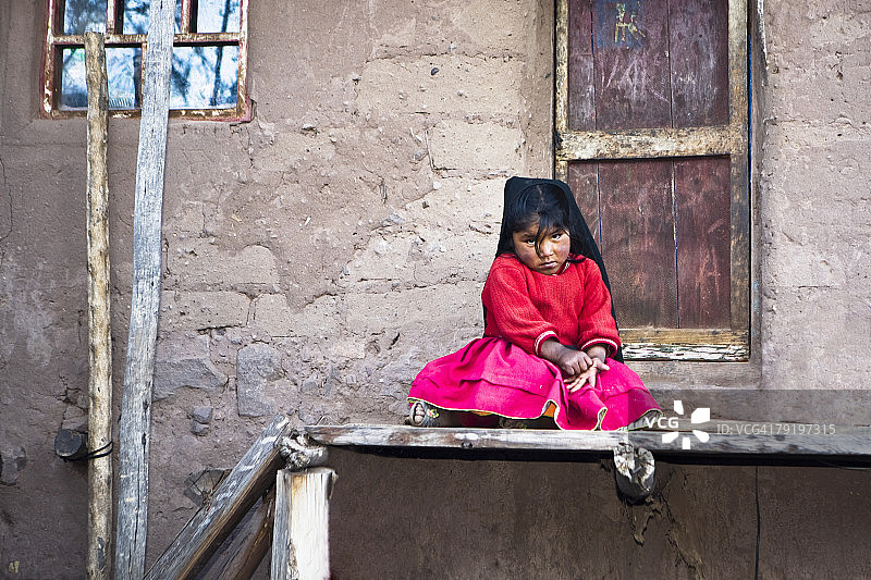 秘鲁普诺的的喀喀湖塔基勒岛，房屋大门前的女孩肖像图片素材