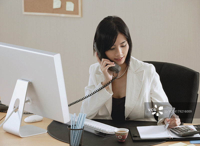 女人在工作时打电话图片素材