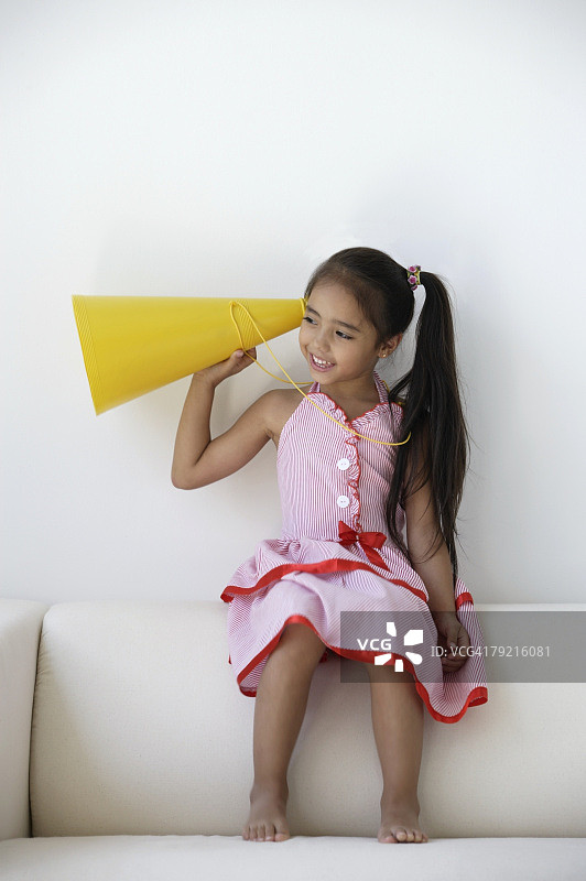 年轻女孩玩耍黄色锥图片素材