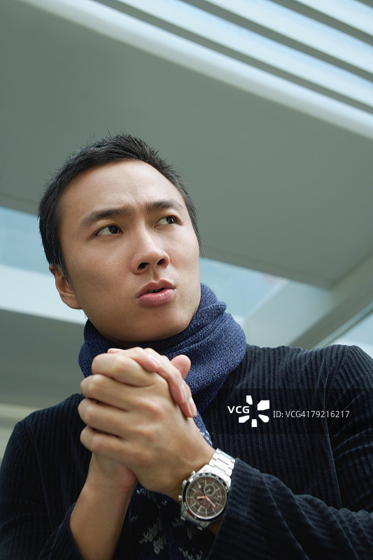 男子搓手取暖图片素材