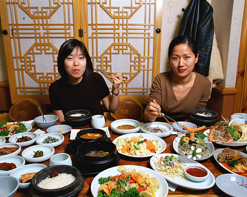 两个女人吃韩国料理图片素材