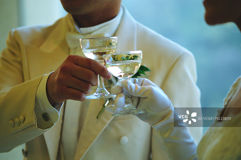 新娘新郎敬酒图片素材