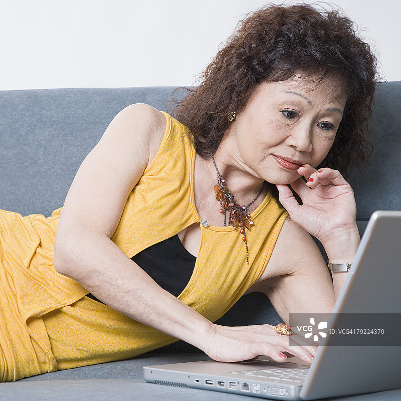 使用笔记本电脑的年长女性特写图片素材