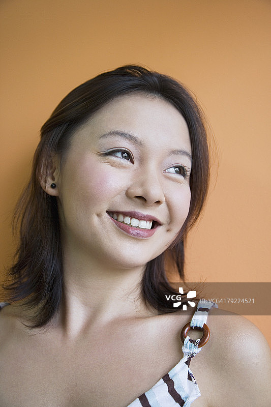 一个年轻女子微笑的特写图片素材