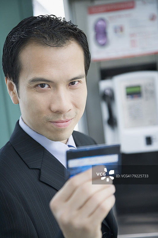 商务人士手持电话卡肖像图片素材