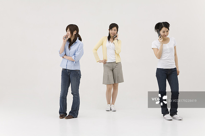 三个年轻女人用手机聊天图片素材