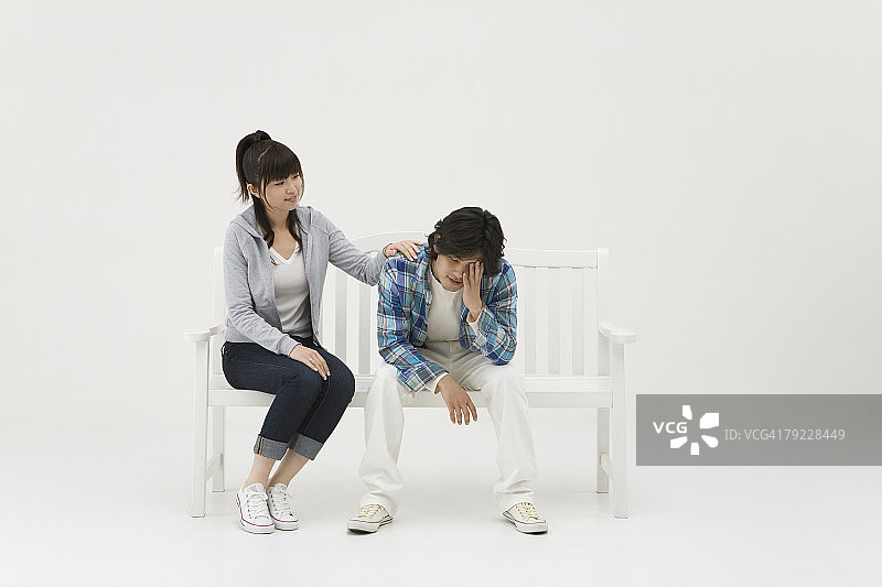 年轻女子安慰她的男友图片素材