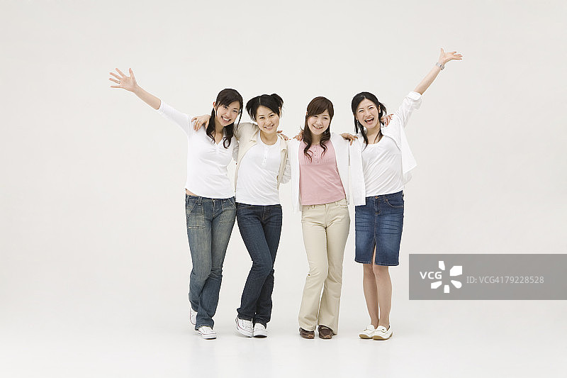 四名年轻女子排成一列图片素材