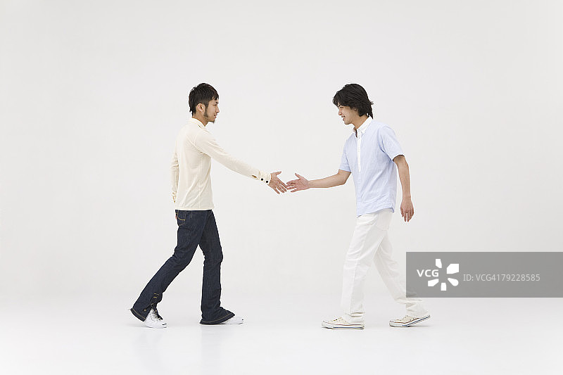 两名年轻男子握手图片素材