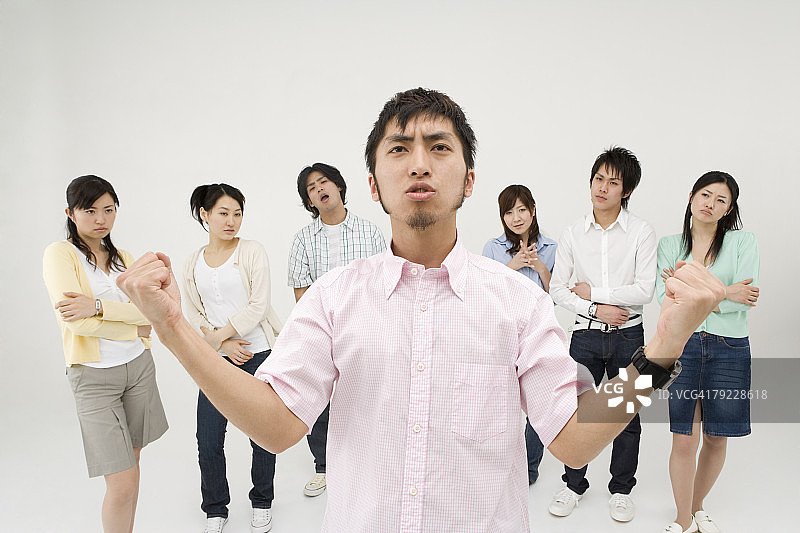 充满自信的年轻男人站立图片素材