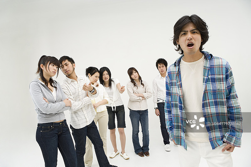 年轻男人被群体排挤图片素材