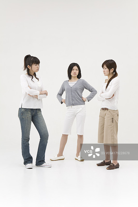 三名年轻女子怒目而视图片素材